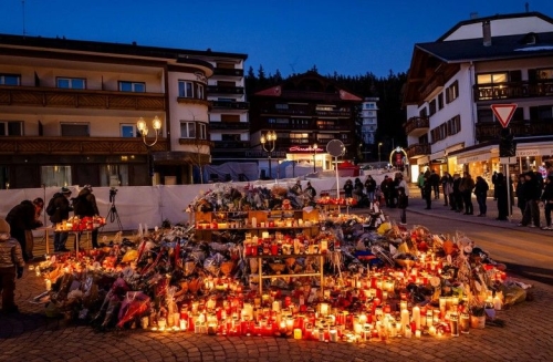 Vor der Bar in Crans-Montana, in der das Unglück geschah, brennen Trauerkerzen. Auch Rotary zeigt sich solidarisch