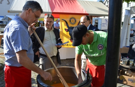 Rotarier Thomas Baumann und sein Team kochen am 28. Mai 2022 Risotto auf dem Unterlehn (Archivbild).