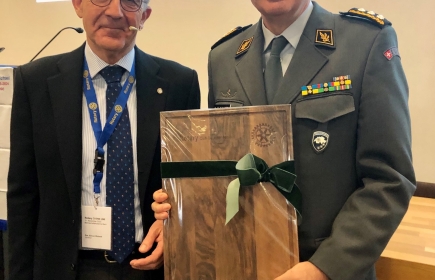 DG Simon Bichsel dankt Korpskommandant Hans-Peter Walser mit einem Präsent für sein Referat